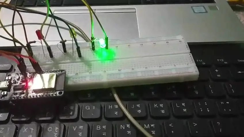 Traffic light model with green LED on